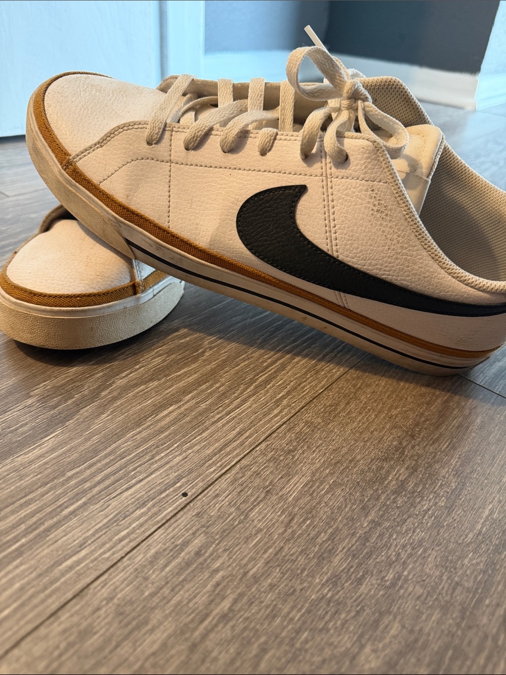 Nike Men’s Cream Sneakers with Black Swoosh and Brown Accent
